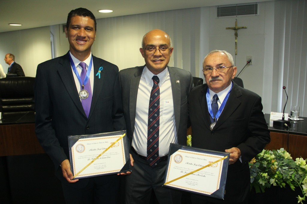 Da esq. para a dir.: O presidente do CRC da Bahia, Wellington do Carmo Cruz; o presidente do TCE-BA, Inaldo da Paixão Santos Araújo; e o presidente do CFC, José Martonio Alves Coelho