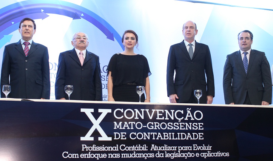 Na mesa da solenidade de abertura da 10ª Convenção: (da esq. para a dir.) o presidente do Tribunal de Contas do Estado (TCE), Waldir Teis; o presidente do CFC, José Martonio Alves Coelho; a presidente do CRCMT, Silvia Mara Leite Cavalcante; o ministro do Tribunal de Contas da União (TCU) Benjamin Zymler; e o secretário de Fazenda do Estado, Paulo Brustolin.